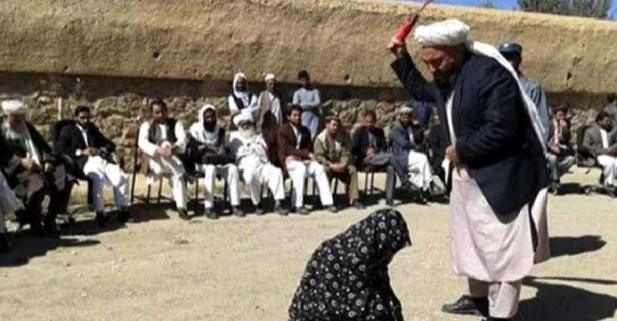 আবারও আফগানিস্তানে ফিরছে নারীকে পাথর ছুঁড়ে মেরে হত্যার যুগ 